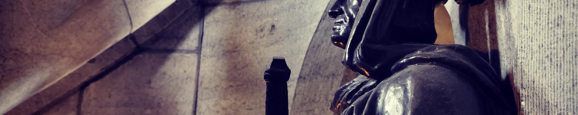 focus sur une sculpture du grand escalier de la Porte de Hal