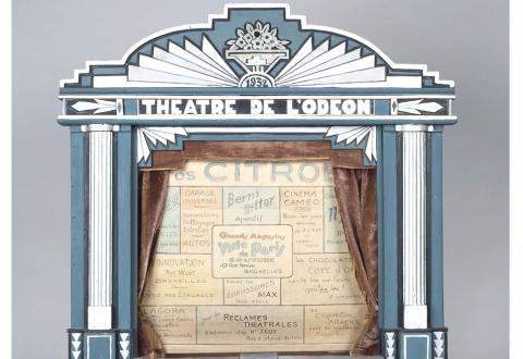 affiche de l'exposition Magical Theatres représentant le théâtre miniature appelé Odéon