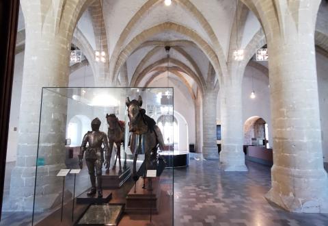 vue de la salle gothique avec la vitrine de l'armure de l'archiduc Albert et de son cheval