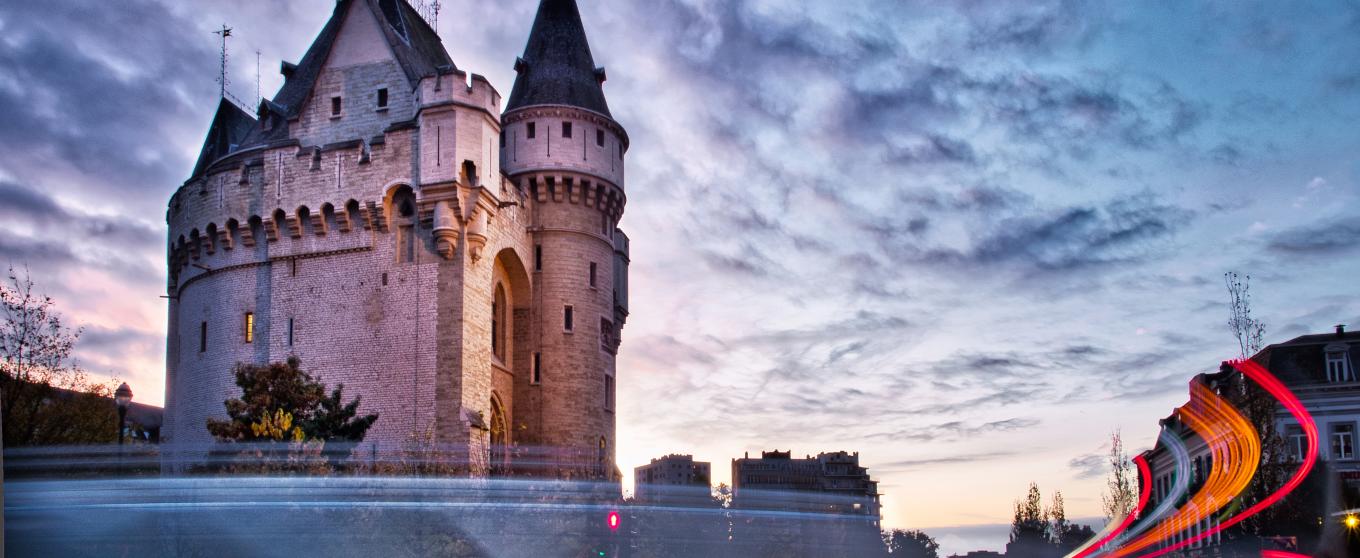 vue de la Porte de Hal de loin en soirée