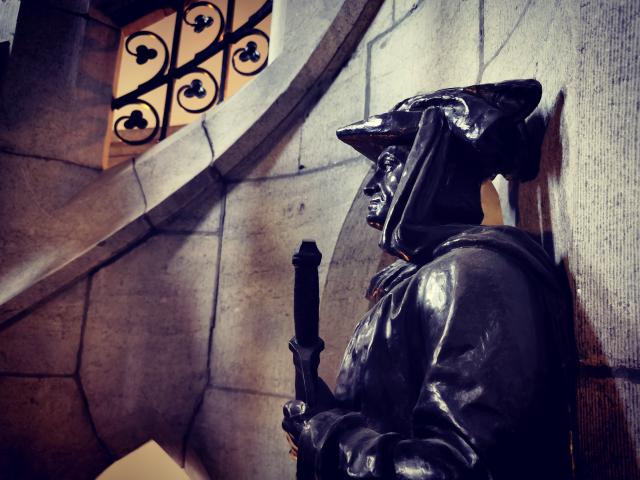 focus sur une sculpture du grand escalier de la Porte de Hal